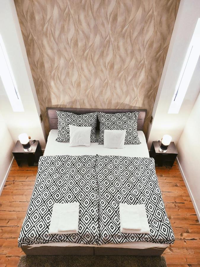Square 16 Apartman - Absolutely Central Location With Self Check In โซมบ็อตเฮย์ ภายนอก รูปภาพ