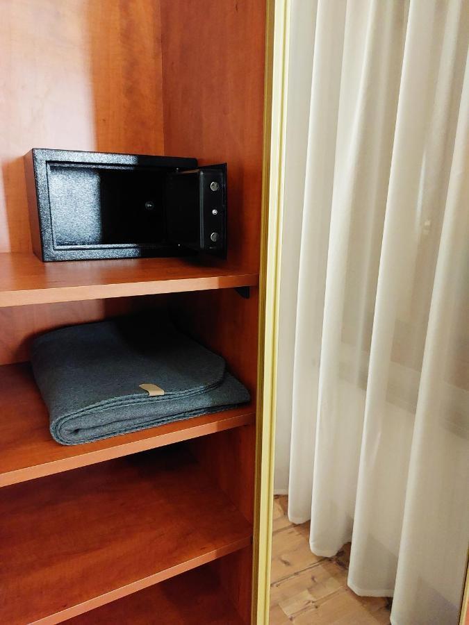 Square 16 Apartman - Absolutely Central Location With Self Check In โซมบ็อตเฮย์ ภายนอก รูปภาพ