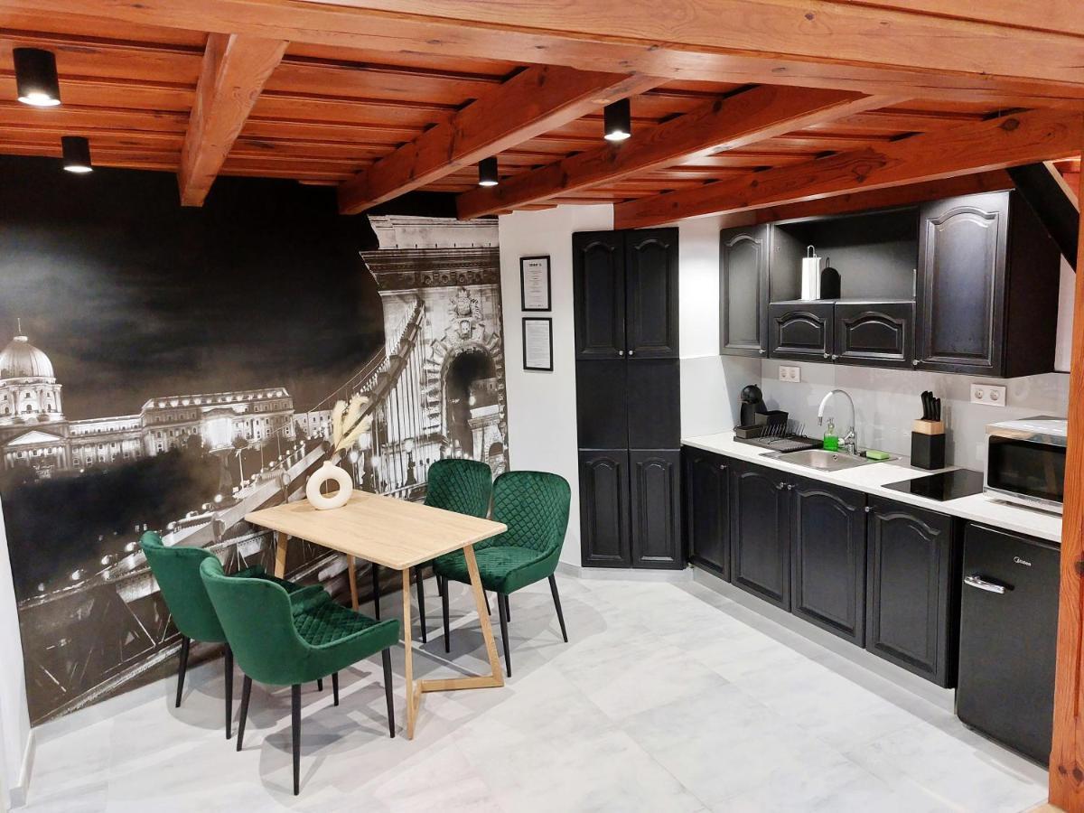 Square 16 Apartman - Absolutely Central Location With Self Check In โซมบ็อตเฮย์ ภายนอก รูปภาพ