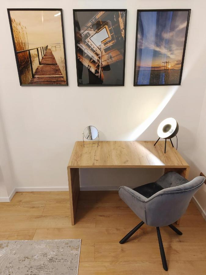 Square 16 Apartman - Absolutely Central Location With Self Check In โซมบ็อตเฮย์ ภายนอก รูปภาพ