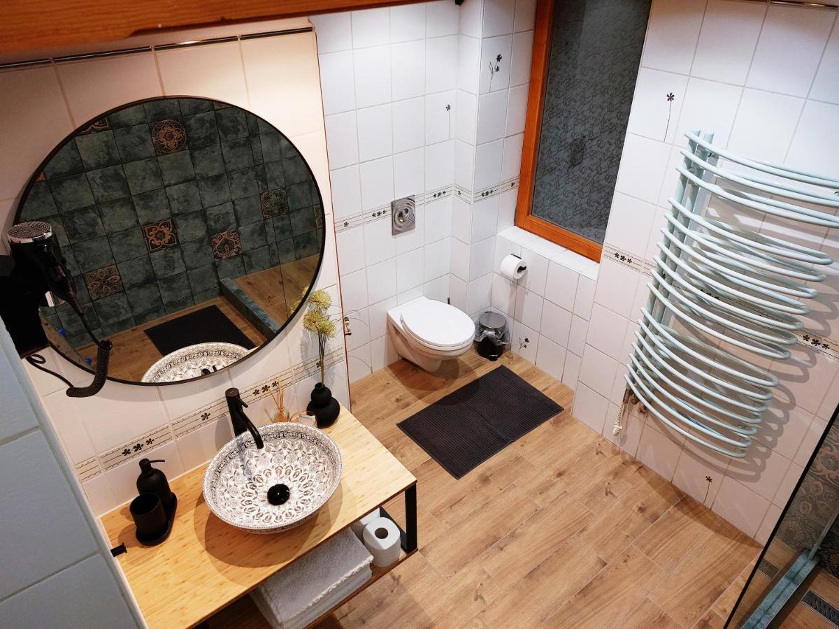 Square 16 Apartman - Absolutely Central Location With Self Check In โซมบ็อตเฮย์ ภายนอก รูปภาพ