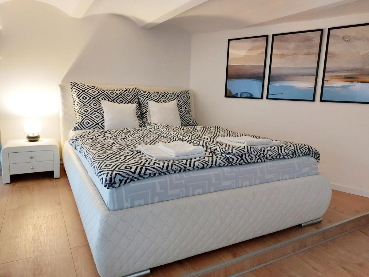 Square 16 Apartman - Absolutely Central Location With Self Check In โซมบ็อตเฮย์ ภายนอก รูปภาพ
