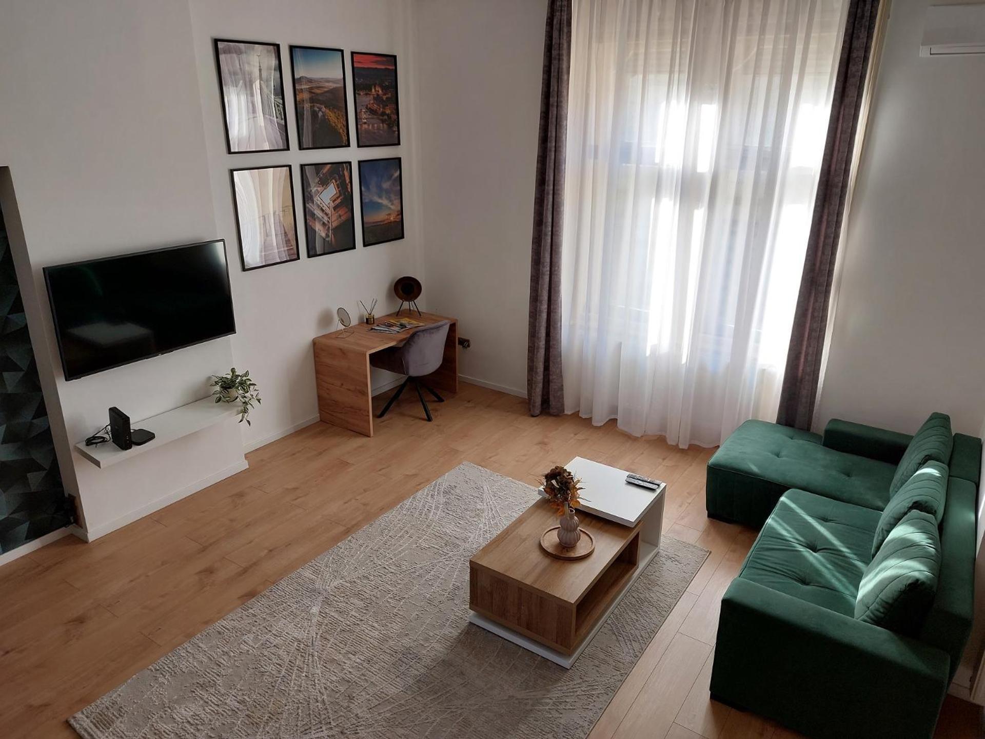 Square 16 Apartman - Absolutely Central Location With Self Check In โซมบ็อตเฮย์ ภายนอก รูปภาพ